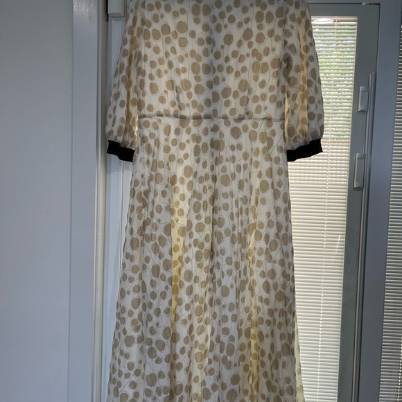 Stunning Micacara dress size 6 beige and white with black trimming - Picture 5 of 5